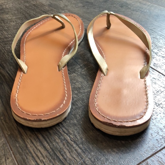 AMERICAN EAGLE GOLD FLIP FLOPS SIZE 11 - Picture 5 of 6